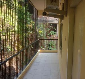 d'un balcon avec une clôture métallique et une porte. dans l'établissement Elegance Delight- Entire 2BHK spacious Flat, à Guwahati
