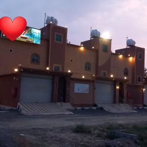 einen Herzballon vor einem Gebäude in der Unterkunft لؤلؤ الدرب...ليالي ملكية in Qarār