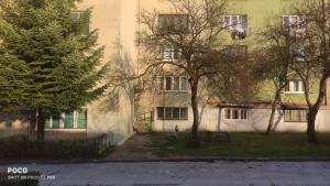 um prédio de apartamentos com árvores em frente em Apartman Noel Sarajevo em Sarajevo