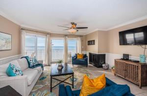 クリアウォーター・ビーチにあるVillas of Clearwater Beach - Unit A11のソファとテレビのあるリビングルーム