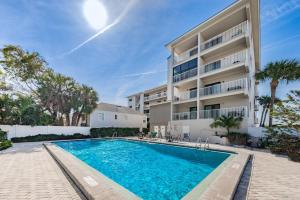 クリアウォーター・ビーチにあるVillas of Clearwater Beach - Unit A11の建物の前のプール