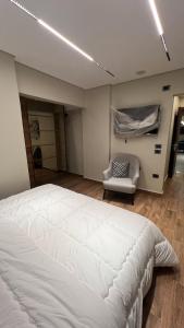 Un pat sau paturi într-o cameră la Luxury apartment El Mohandessen