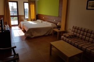 A bed or beds in a room at Hotel Restaurante Baños