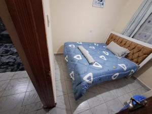 1 dormitorio con 1 cama con edredón azul en Humble homes 1 bedroom Thika Cbd, en Thika