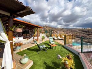 阿爾卡拉的住宿－Casa Rural Venus，一个带绿色草地和游泳池的庭院