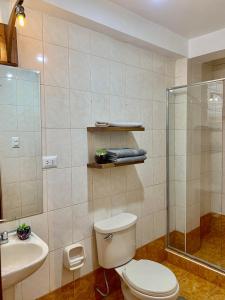 uma casa de banho com um WC, um lavatório e um chuveiro em Casa Encuentro San Blas em Cusco