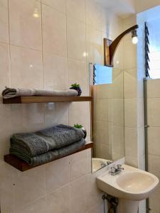 Casa Encuentro San Blas في كوسكو: حمام مع حوض ومرحاض ومناشف