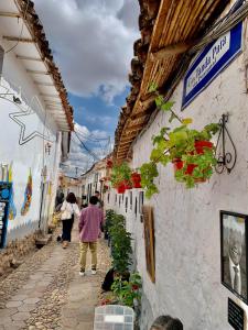 Un groupe de personnes se promenant dans une ruelle dans l'établissement Casa Encuentro San Blas, à Cusco