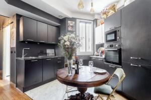 Virtuvė arba virtuvėlė apgyvendinimo įstaigoje Romantic Montmartre apartment opposite Sacré-Coeur