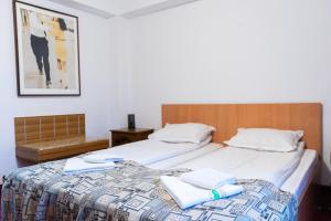 sypialnia z 2 łóżkami i ręcznikami w obiekcie Mountain Breeze w mieście Predeal