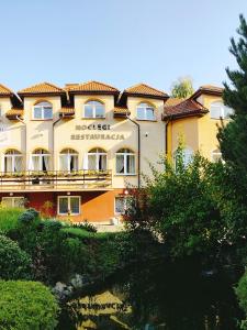 Budynek, w którym mieści się hotel
