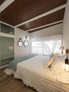 um quarto com uma cama grande e uma janela em Casa Rural Venus em Alcalá de Henares