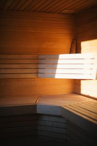 a sauna with the sun shining through the window at Fjällfrid stugby in Bruksvallarna