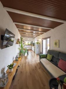 uma sala de estar com um sofá e uma mesa em Casa Rural Venus em Alcalá de Henares