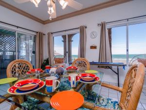 une salle à manger avec une table et des chaises et l'océan dans l'établissement Huge luxury on the beach, à San Felipe