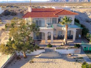 - une vue aérienne sur une maison dans le désert dans l'établissement Huge luxury on the beach, à San Felipe