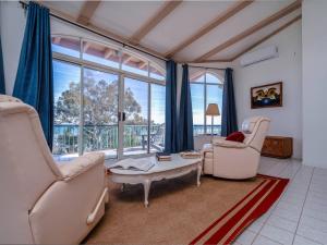 - un salon avec des chaises, une table et des fenêtres dans l'établissement Huge luxury on the beach, à San Felipe