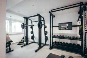 een fitnessruimte met meerdere gewichten bij Landidyll Hotel Weidenbrück & SPA in Swisttal