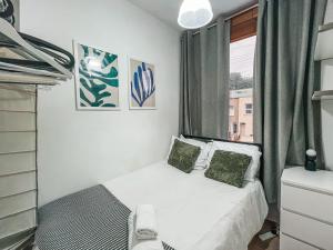 Un ou plusieurs lits dans un hébergement de l'établissement Gorgeous London 3 Bed Home With Garden Office by StayByNumbers