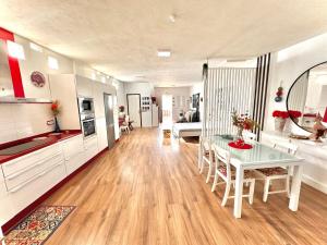 Η κουζίνα ή μικρή κουζίνα στο Black Sand Loft