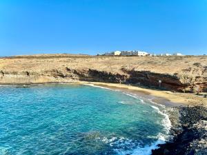 una vista aerea su una spiaggia con l'oceano di Black Sand Loft a Telde