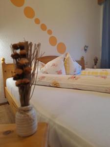 A bed or beds in a room at Ferienwohnung Nancy