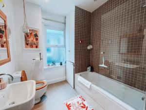 Salle de bains dans l'établissement Gorgeous London 3 Bed Home With Garden Office by StayByNumbers