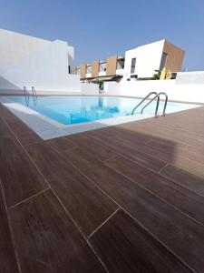 Bazén v ubytování Fuerte Vibes Guest House In Corralejo nebo v jeho okolí
