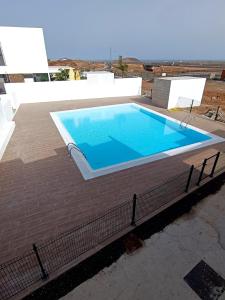 Bazén v ubytování Fuerte Vibes Guest House In Corralejo nebo v jeho okolí