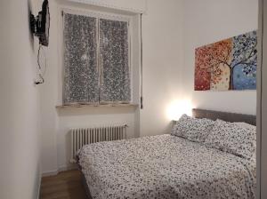 1 dormitorio con cama y ventana en KAIROS RESIDENCE en Parma