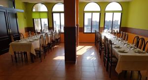 A restaurant or other place to eat at Hotel Restaurante Baños Még 18 kép