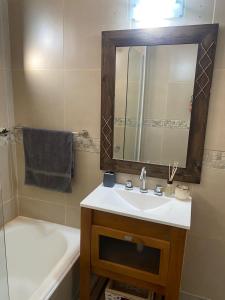 een badkamer met een wastafel, een spiegel en een bad bij Vicente Lopez 2 ambientes 4 personas in Florida