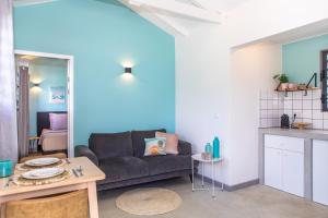 a living room with a couch and a table at Playa Feliz Apartments Bonaire in Kralendijk