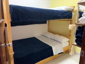 Двох'ярусне ліжко або двоярусні ліжка в номері habitacion privada en Jardin cerca al parque