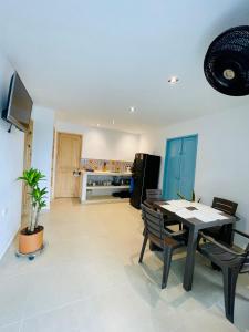 a kitchen and dining room with a table and chairs at Cabaña Villa Jardín - Aldea Doradal - Santorini Colombiano in Doradal