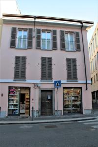 a pink building on the corner of a street at Casa Rosada in Como