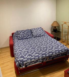 Ce lit se trouve dans un dortoir doté d'une couverture bleue. dans l'établissement Apartloisir, à Malaucène
