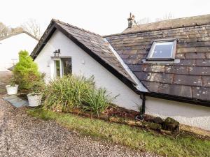 Peony Cottage في أولفيرستون: منزل أبيض صغير مع نافذة ونباتات
