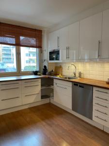 Una cocina o zona de cocina en Stor lägenhet - 150 meter från havet.