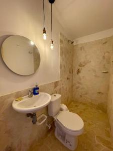 a bathroom with a toilet and a sink at Cabaña Villa Jardín - Aldea Doradal - Santorini Colombiano in Doradal