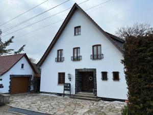 Casa blanca con techo marrón en Schöne Ferienwohnung im Landhaus en Stadtlengsfeld