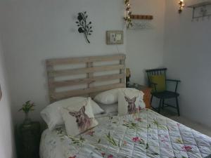 Un dormitorio con una cama con almohadas. en Koppány Pines Rewild Escapes - The Lodge, en Koppányszántó