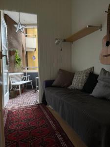 un soggiorno con divano e tavolo di Stor lägenhet - 150 meter från havet. a Helsingborg