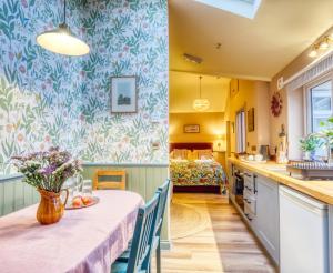 uma cozinha e sala de jantar com mesa e cadeiras em The Bluebell em Bath