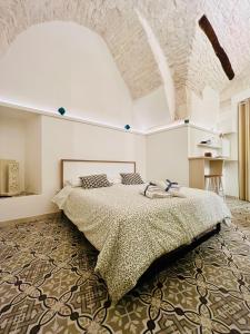sypialnia z dużym łóżkiem w pokoju w obiekcie Le Marangi Getaway Suite w mieście Martina Franca