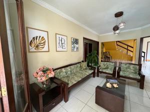 ein Wohnzimmer mit einem Sofa und einem Tisch in der Unterkunft Casa Costa Dourada in Porto De Galinhas