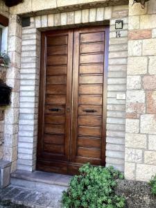 eine große Holztür an der Seite eines Gebäudes in der Unterkunft Casa Balani in Assisi