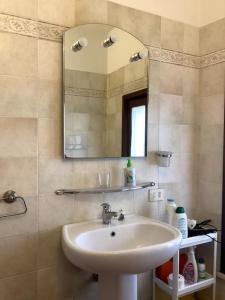 uma casa de banho com um lavatório e um espelho em Casa Balani em Assis