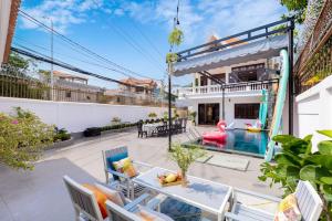 ein Haus mit Swimmingpool und Terrasse in der Unterkunft Villa 91 VTS - Gần Biển Thùy Vân - Sân Rộng Đãi Tiệc - BIDA - KARAOKE FREE in Vũng Tàu