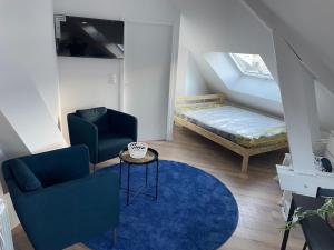 Cette chambre comprend un lit, deux chaises et une table. dans l'établissement Studio 302 - Hyper Centre - Intégralement rénové - Toutes commodités à pied, à Saint-Nazaire
